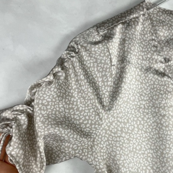 Abercrombie and Fitch Satin crop tie front short sleeve blouse size Small Animal - Picture 5 of 6